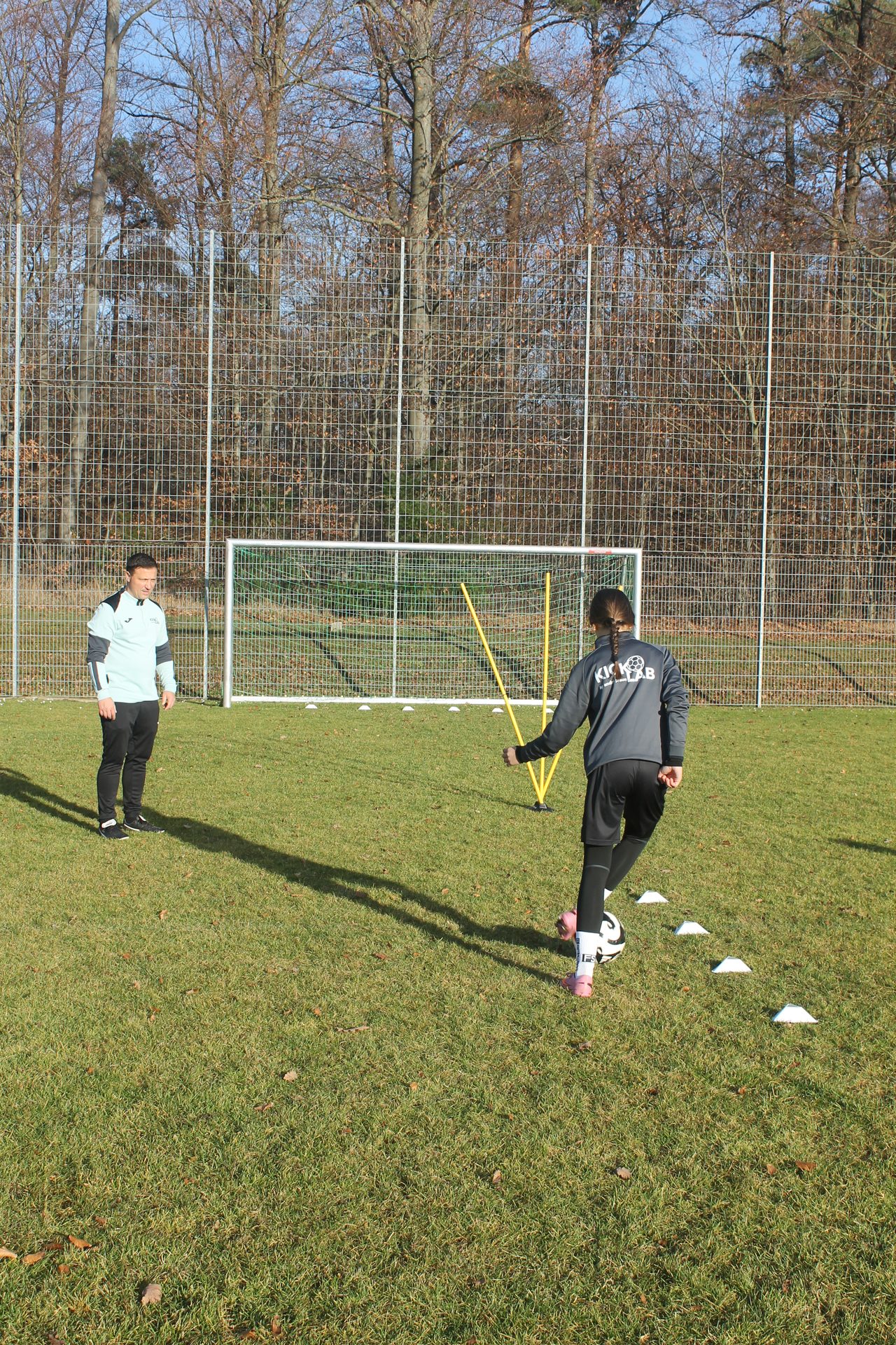 Dribbling durch Stangen – KickLab Fußballtraining Eisingen